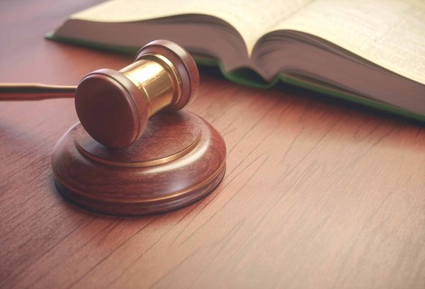 Quels sont les aspects légaux à respecter lors de l'utilisation de logiciels de gestion de relation client (CRM) contenant des données personnelles?