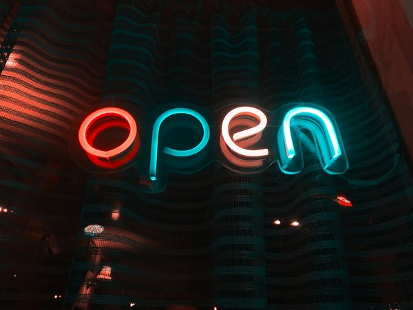 Enseignes lumineuses sur mesure pour attirer plus de clients